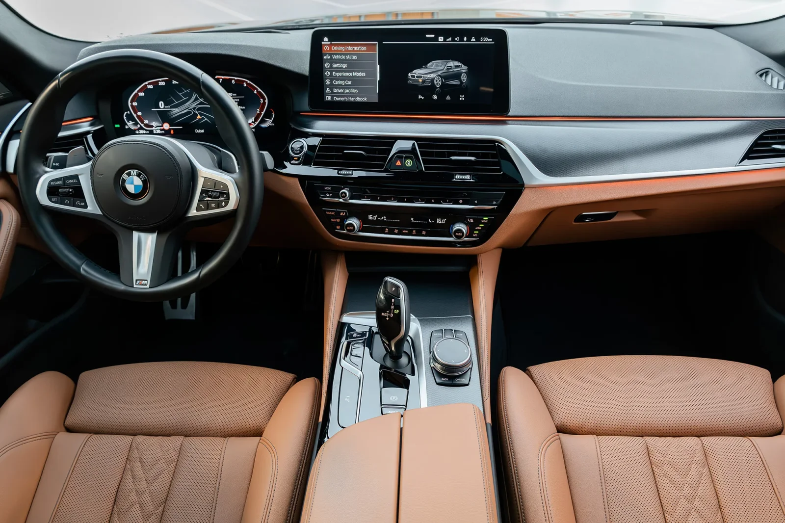 Kiralık BMW 5-Series  520i  Siyah 2023 içinde Abu Dhabi - 3 