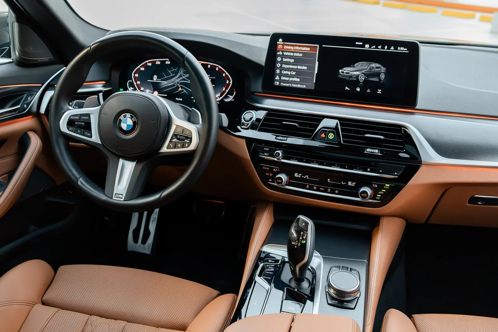 Kiralık BMW 5-Series  520i  Siyah 2023 içinde Abu Dhabi - 4 