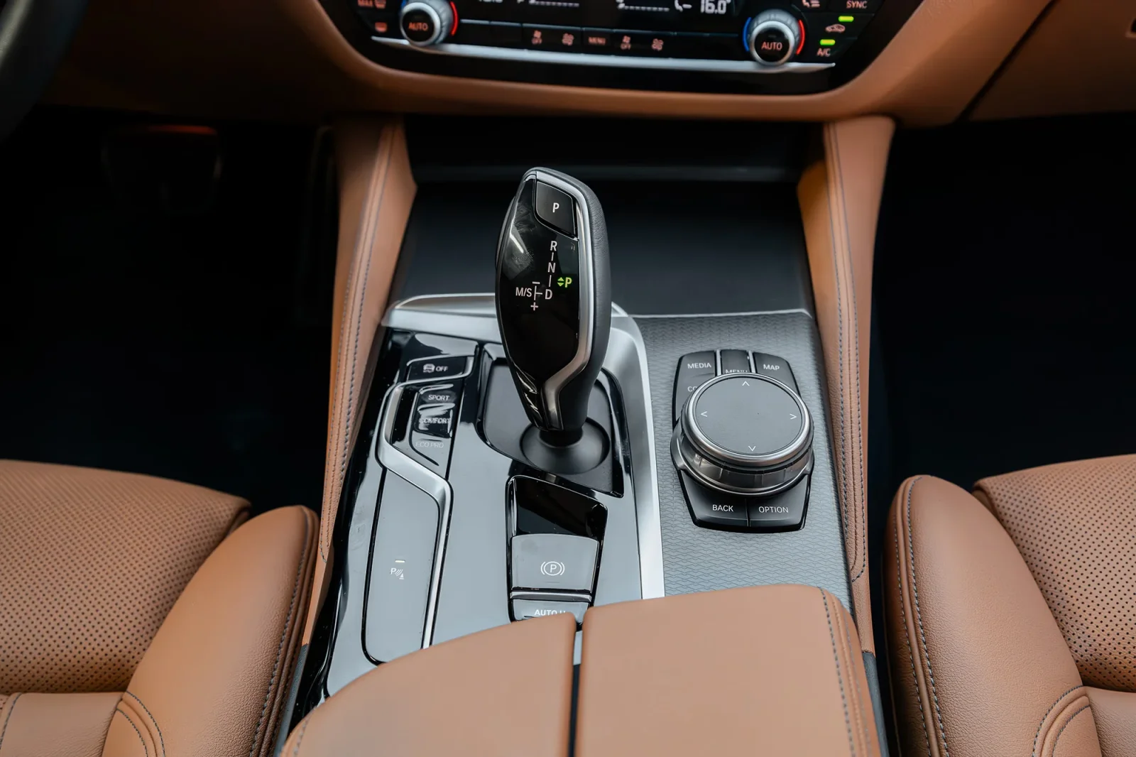 Kiralık BMW 5-Series  520i  Siyah 2023 içinde Abu Dhabi - 8 