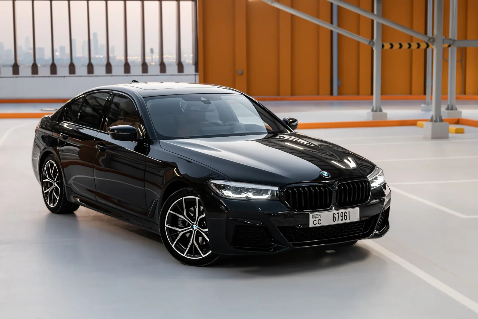 Kiralık BMW 5-Series  520i  Siyah 2023 içinde Abu Dhabi