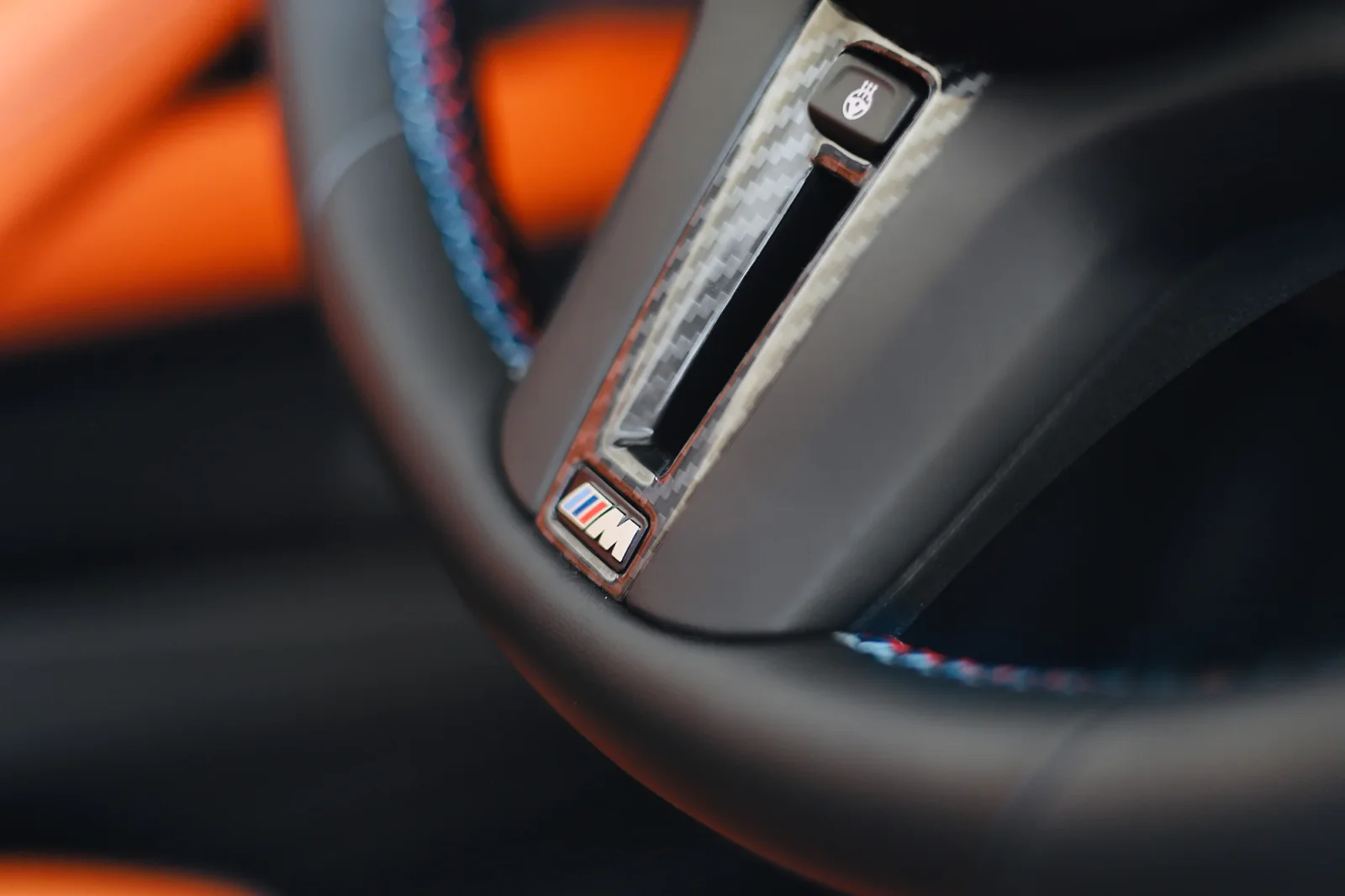 Аренда BMW M4 Competition Черный 2022 в Абу-Даби - 9 