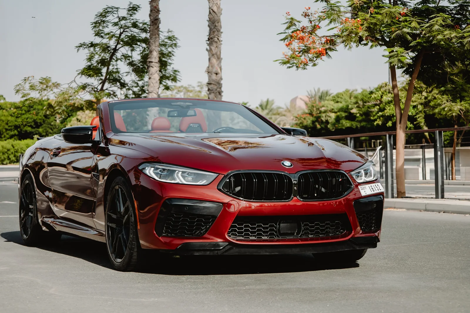 Kiralık BMW M8 Competition Kırmızı 2022 içinde Abu Dhabi - 2 