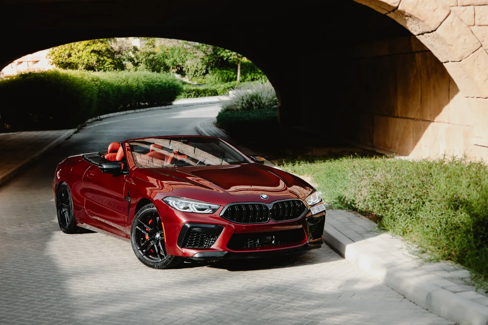 Kiralık BMW M8 Competition Kırmızı 2022 içinde Abu Dhabi