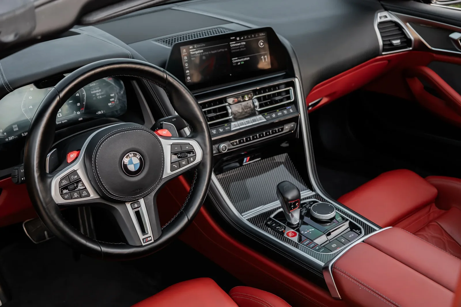 Kiralık BMW M8 Competition Kırmızı 2022 içinde Abu Dhabi - 5 