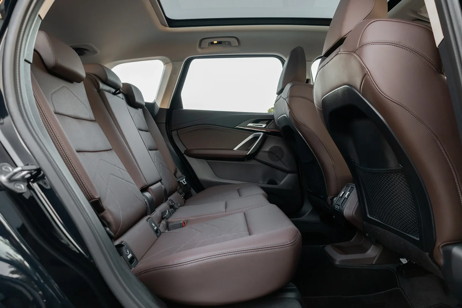 Alquiler BMW X1  Negro 2024 en Abu Dabi - 7 