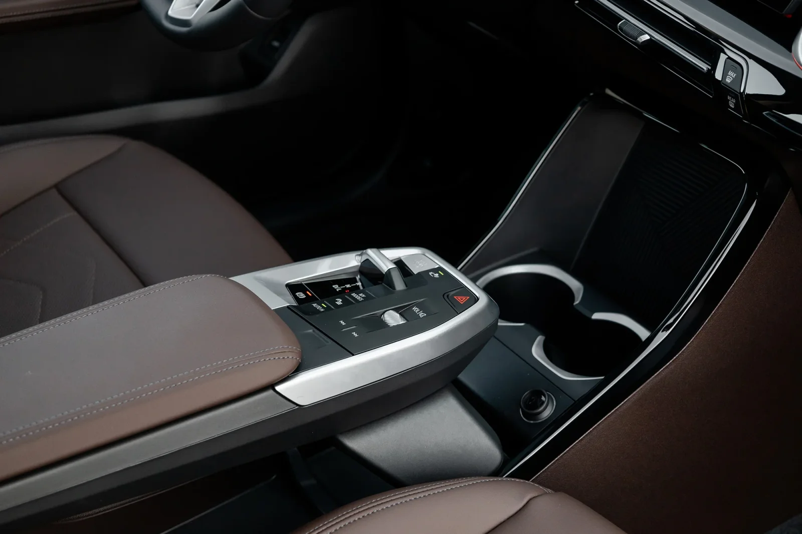 Alquiler BMW X1  Negro 2024 en Abu Dabi - 9 