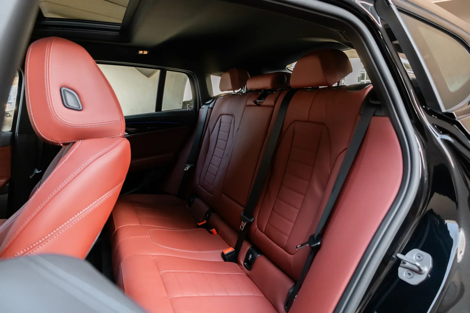 Miete BMW X4  Schwarz 2024 in der Abu Dhabi - 10 