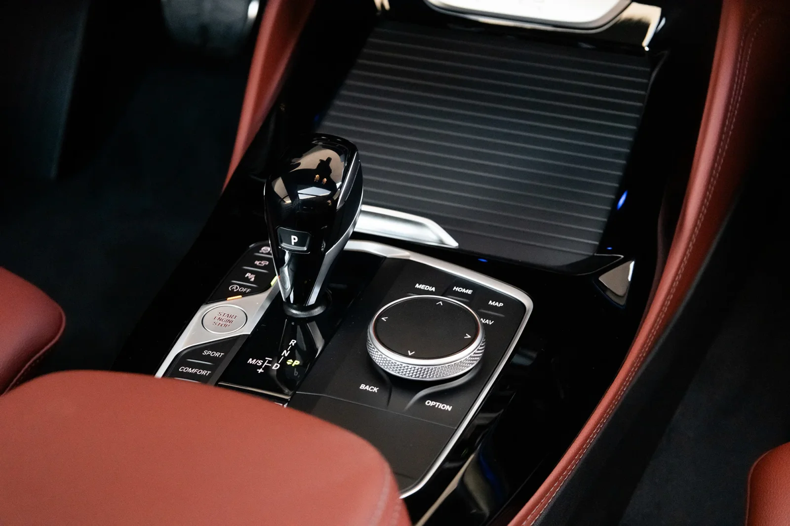 Miete BMW X4  Schwarz 2024 in der Abu Dhabi - 8 