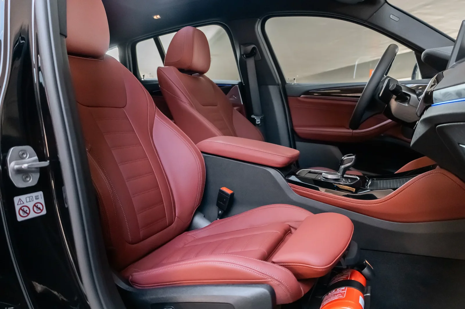 Miete BMW X4  Schwarz 2024 in der Abu Dhabi - 6 