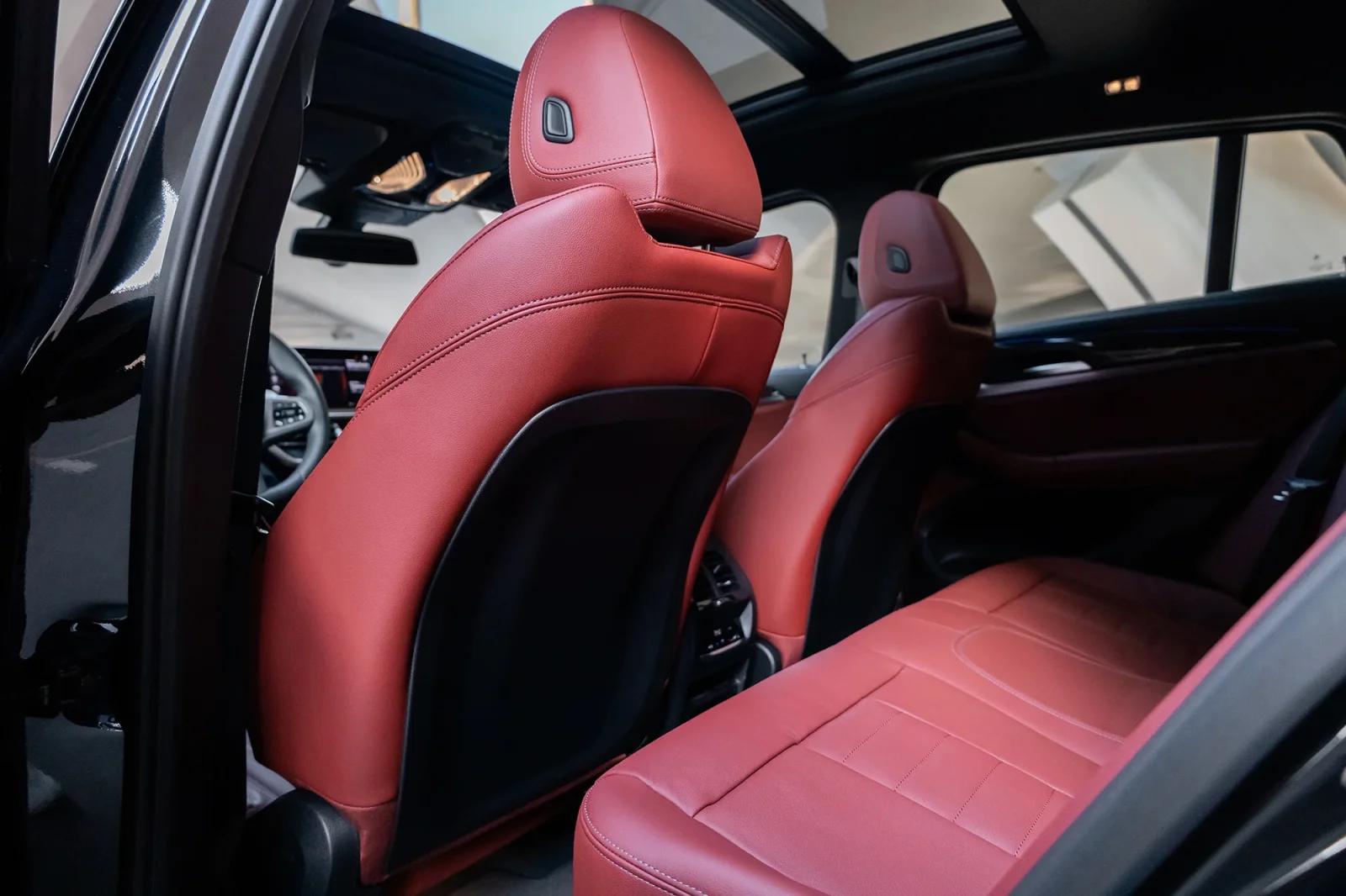 Miete BMW X4  Schwarz 2024 in der Abu Dhabi - 7 