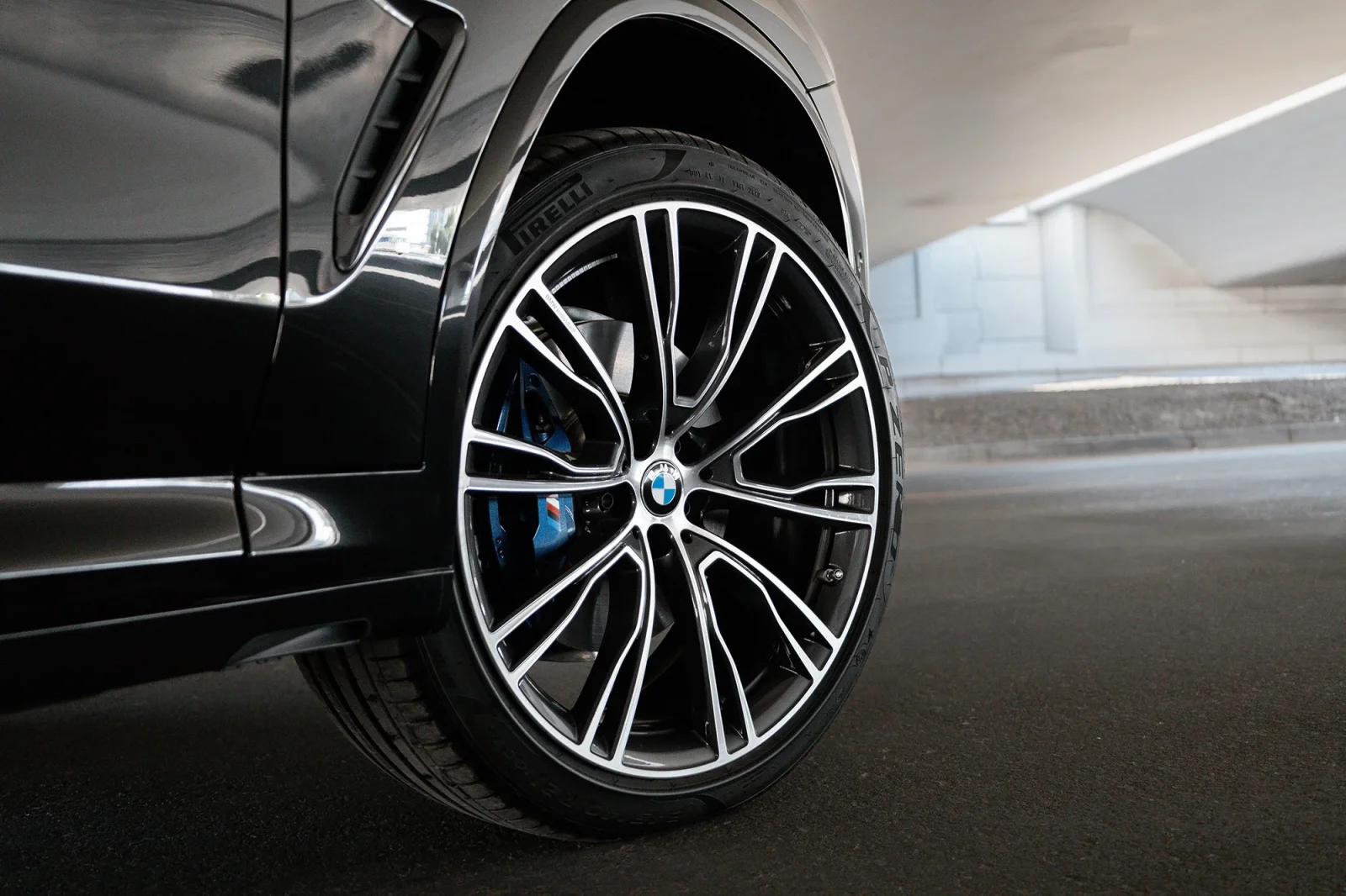 Miete BMW X4  Schwarz 2024 in der Abu Dhabi - 13 