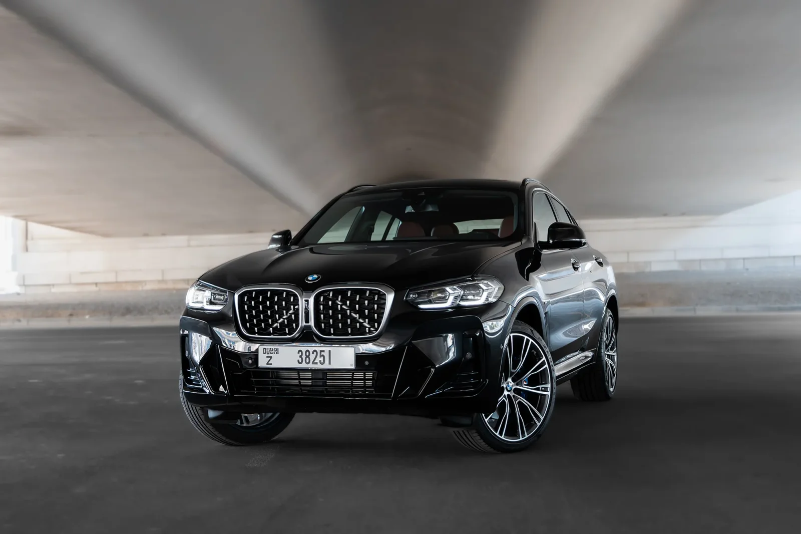 Miete BMW X4  Schwarz 2024 in der Abu Dhabi - 2 