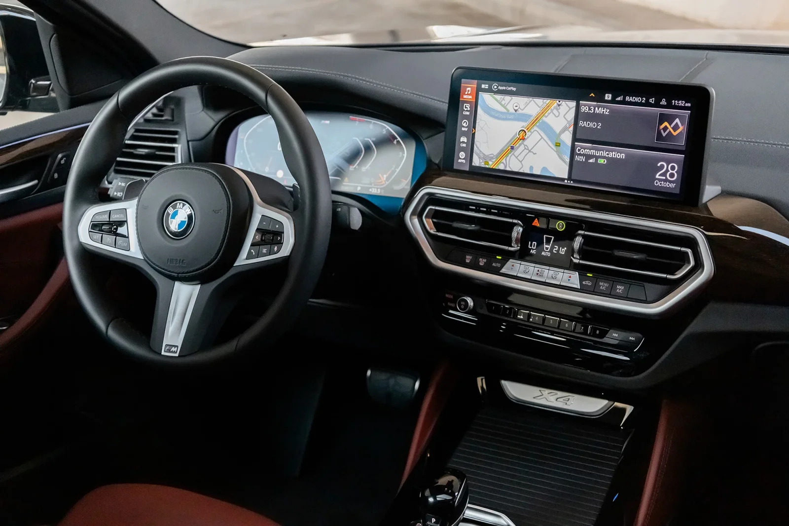 Miete BMW X4  Schwarz 2024 in der Abu Dhabi - 3 