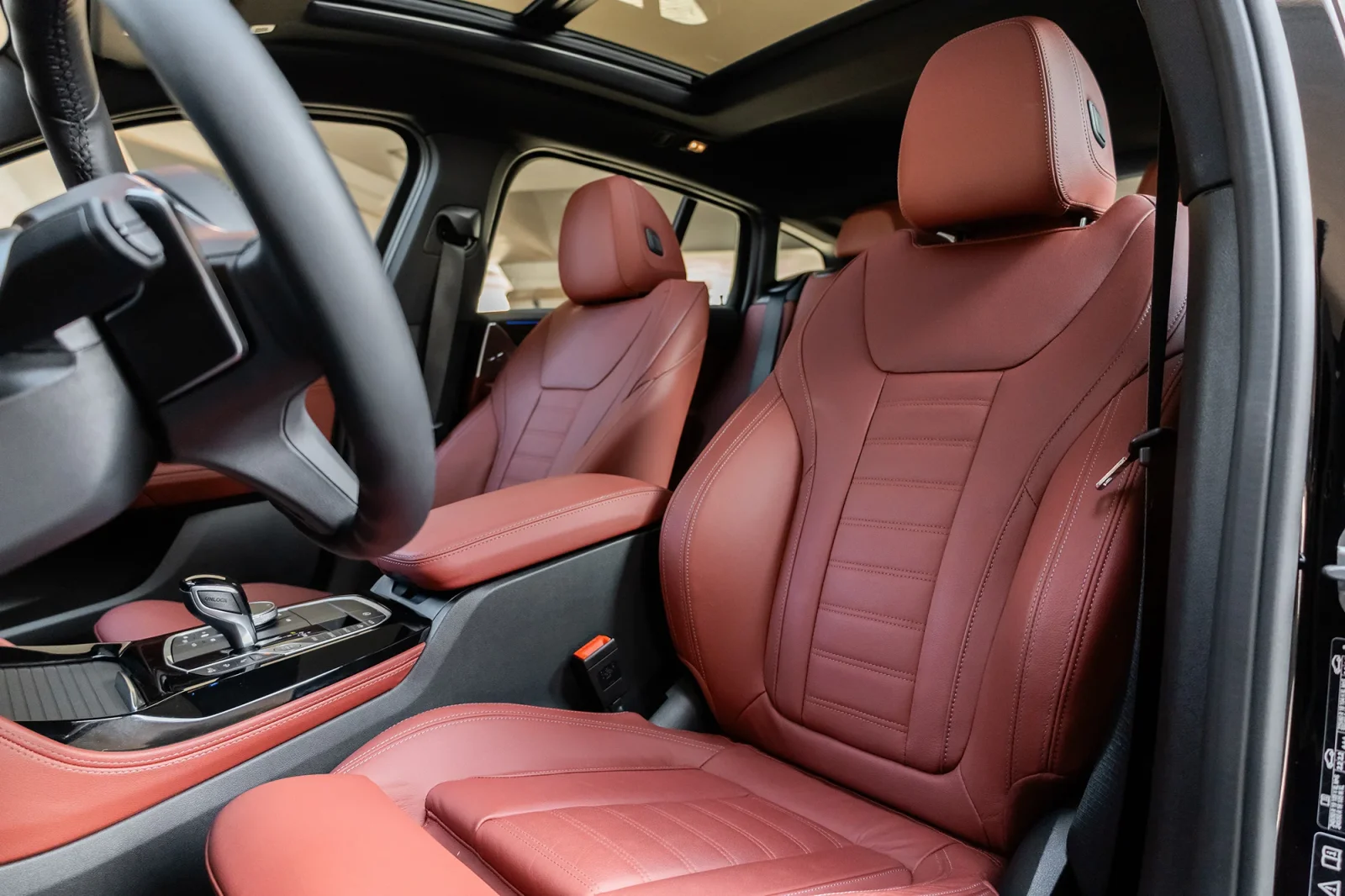 Miete BMW X4  Schwarz 2024 in der Abu Dhabi - 5 