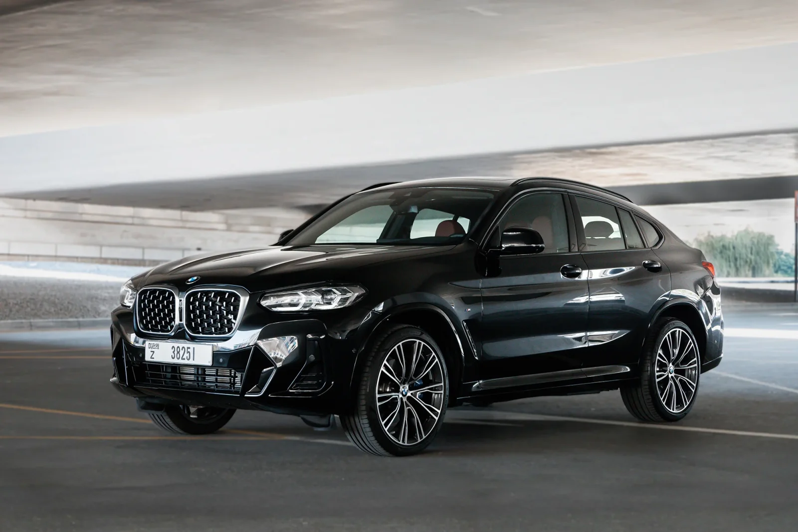 Miete BMW X4  Schwarz 2024 in der Abu Dhabi