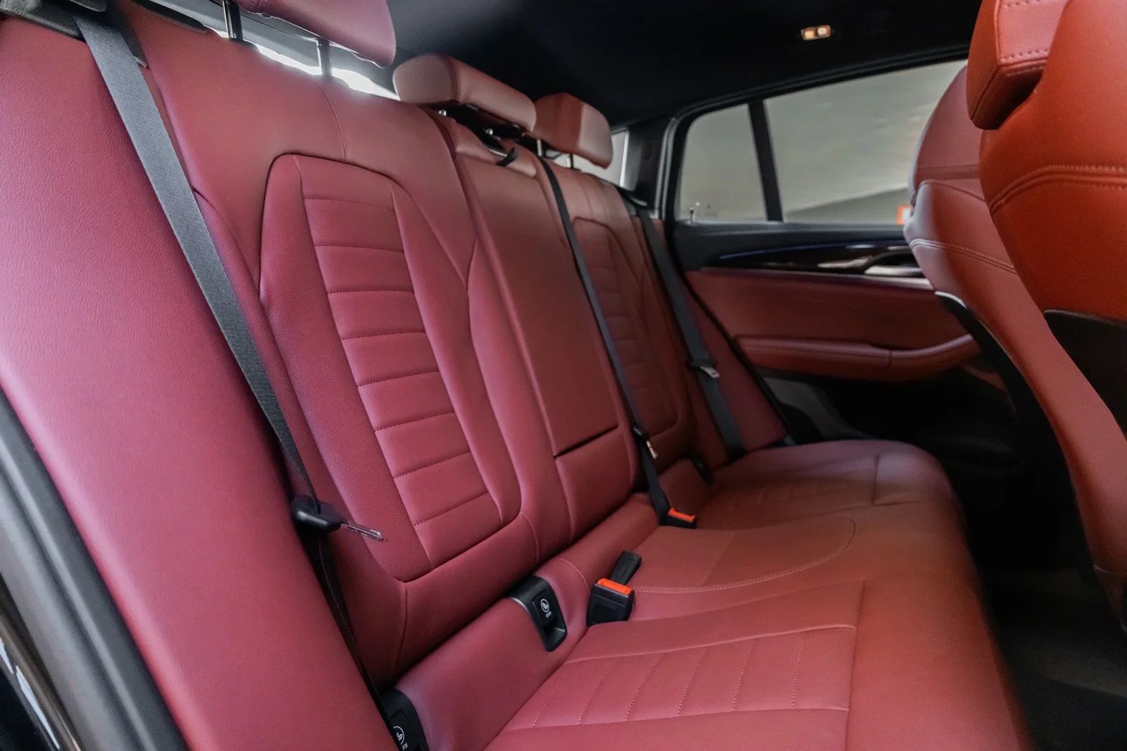 Miete BMW X4  Schwarz 2024 in der Abu Dhabi - 9 