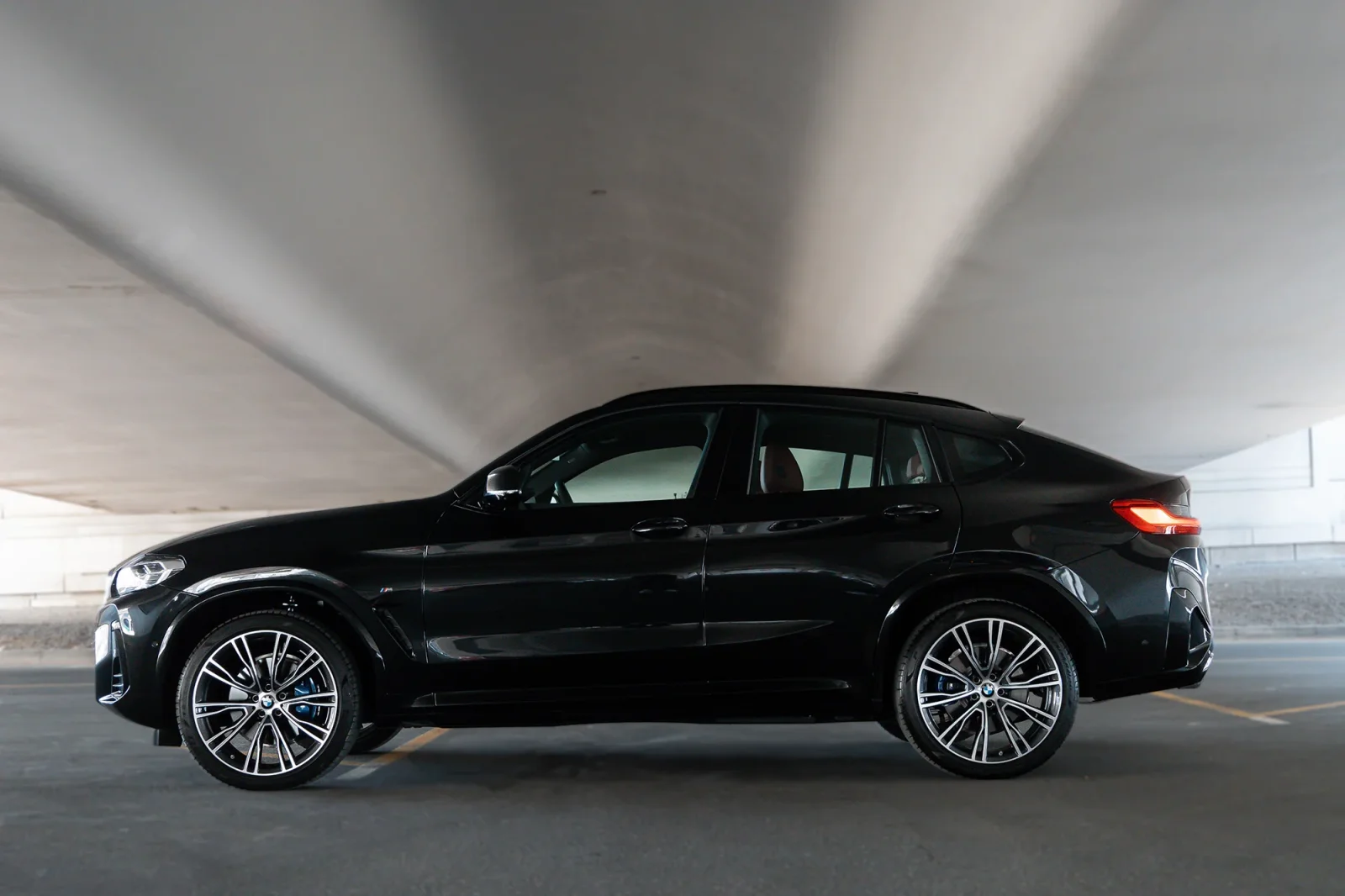 Miete BMW X4  Schwarz 2024 in der Abu Dhabi - 15 