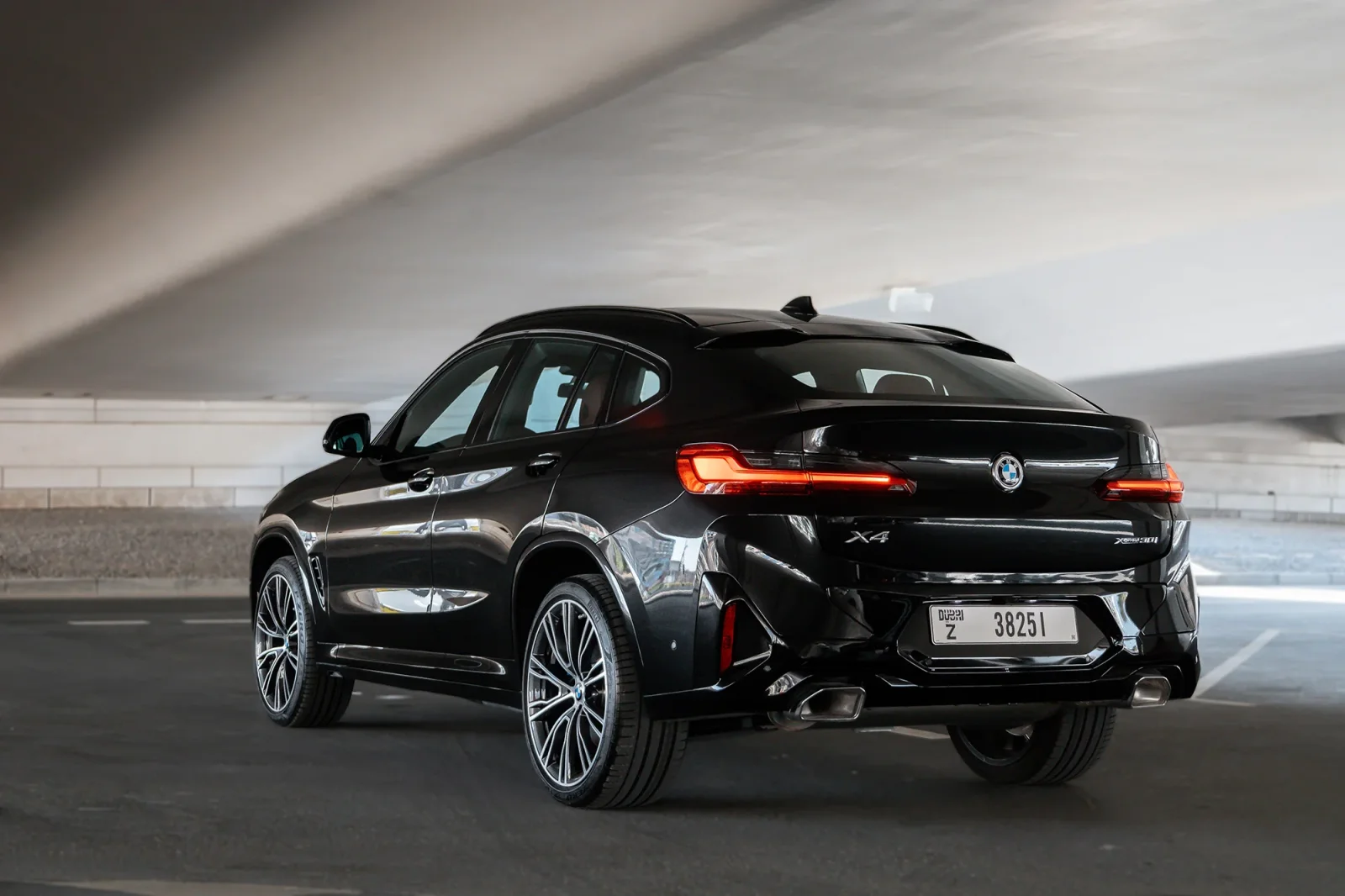 Miete BMW X4  Schwarz 2024 in der Abu Dhabi - 14 