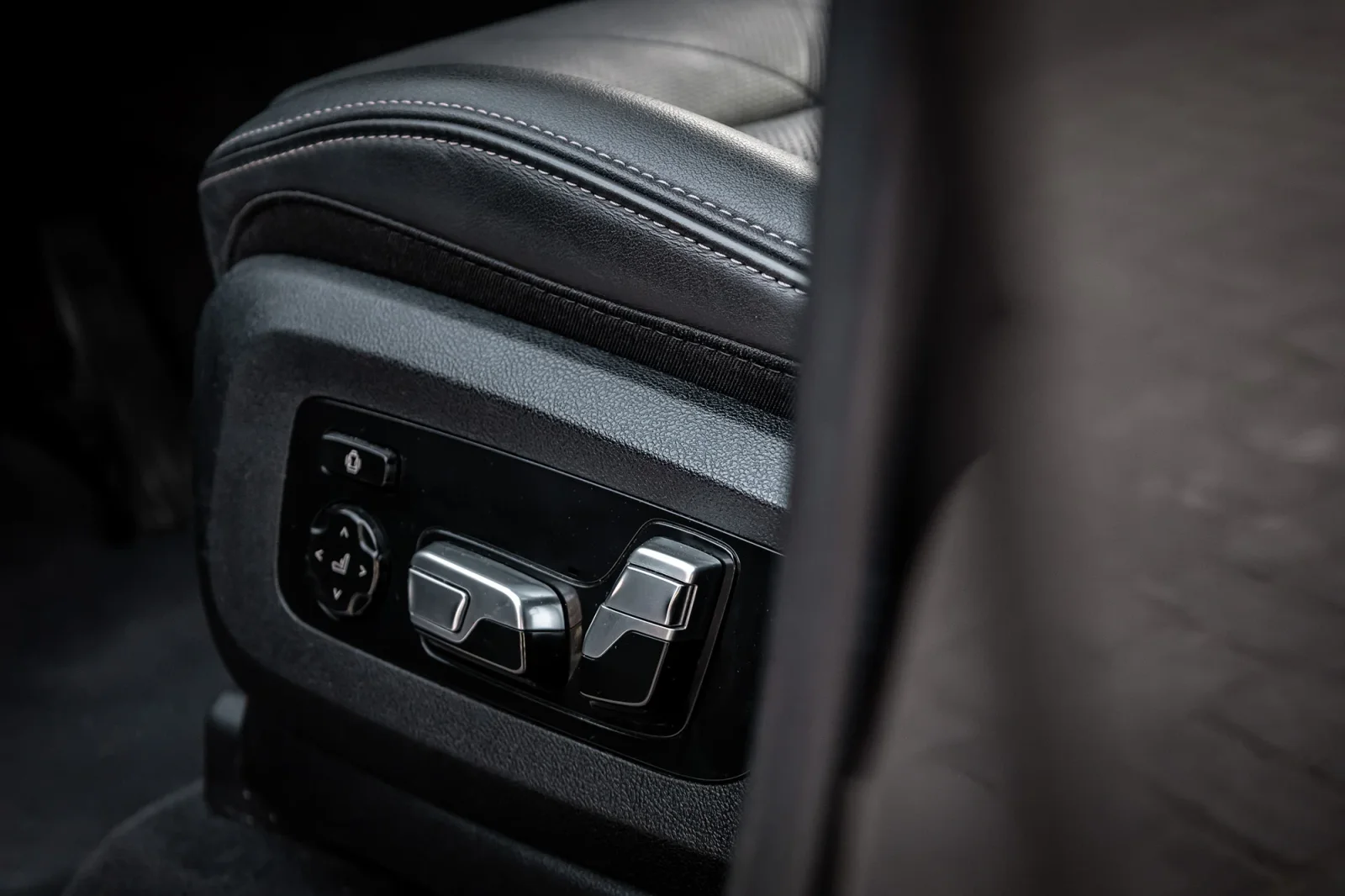 Rent BMW X5  Black 2024 in Abu Dhabi - 9 