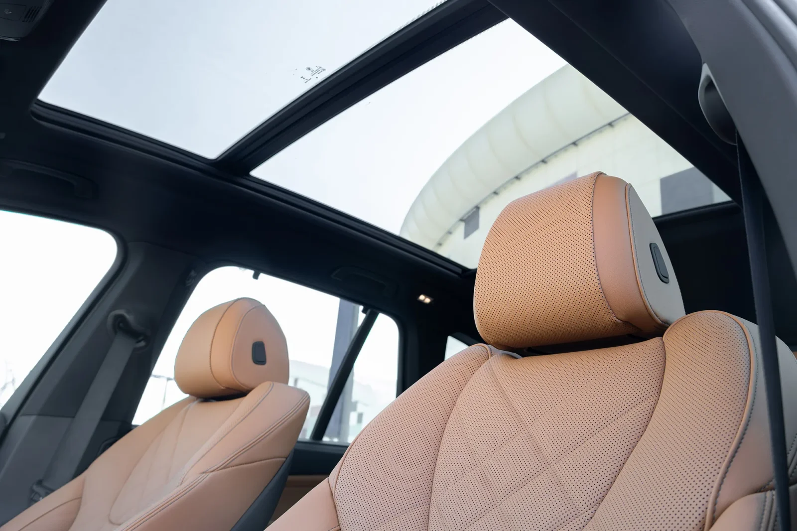 Huren BMW X5 40i M-Sport Zwart 2025 in Abu Dhabi - 4 