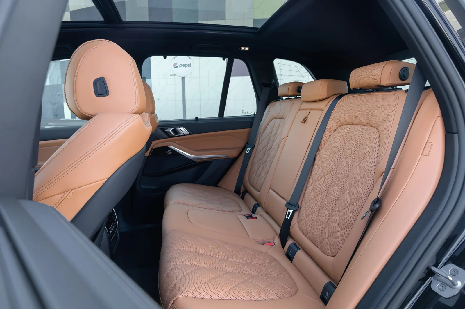 Huren BMW X5 40i M-Sport Zwart 2025 in Abu Dhabi - 6 