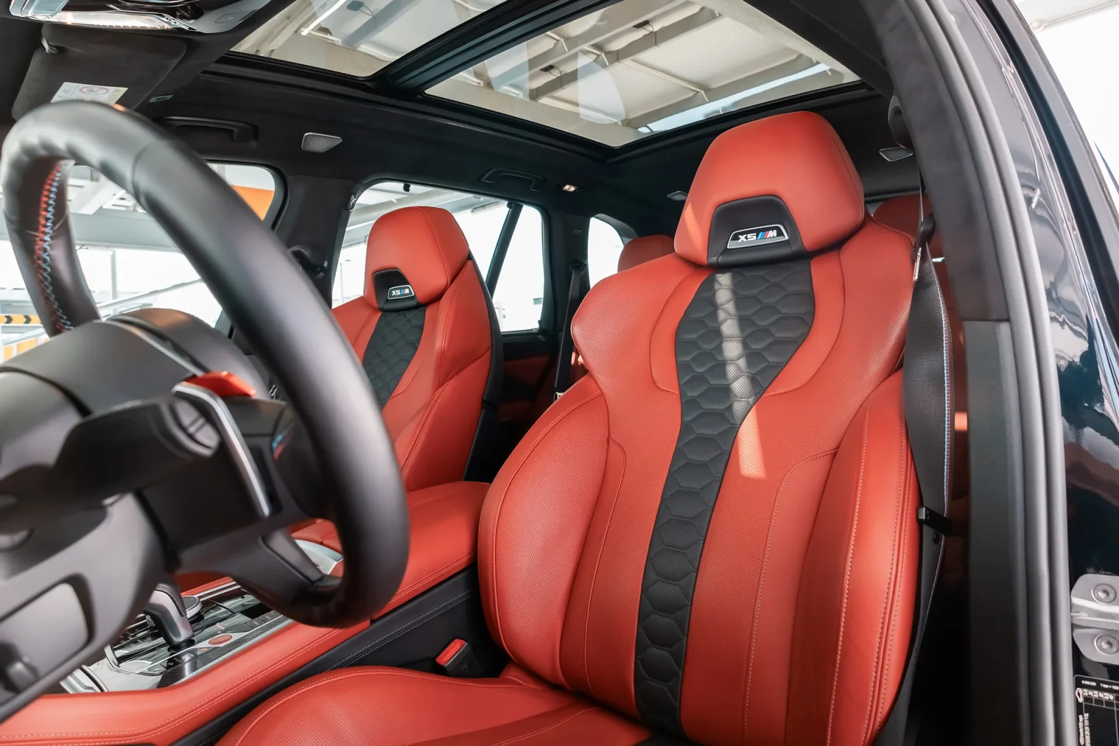 Kiralık BMW X5 M Competition Mavi 2023 içinde Abu Dhabi - 4 