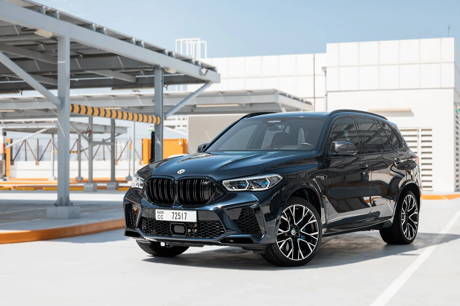 Kiralık BMW X5 M Competition Mavi 2023 içinde Abu Dhabi
