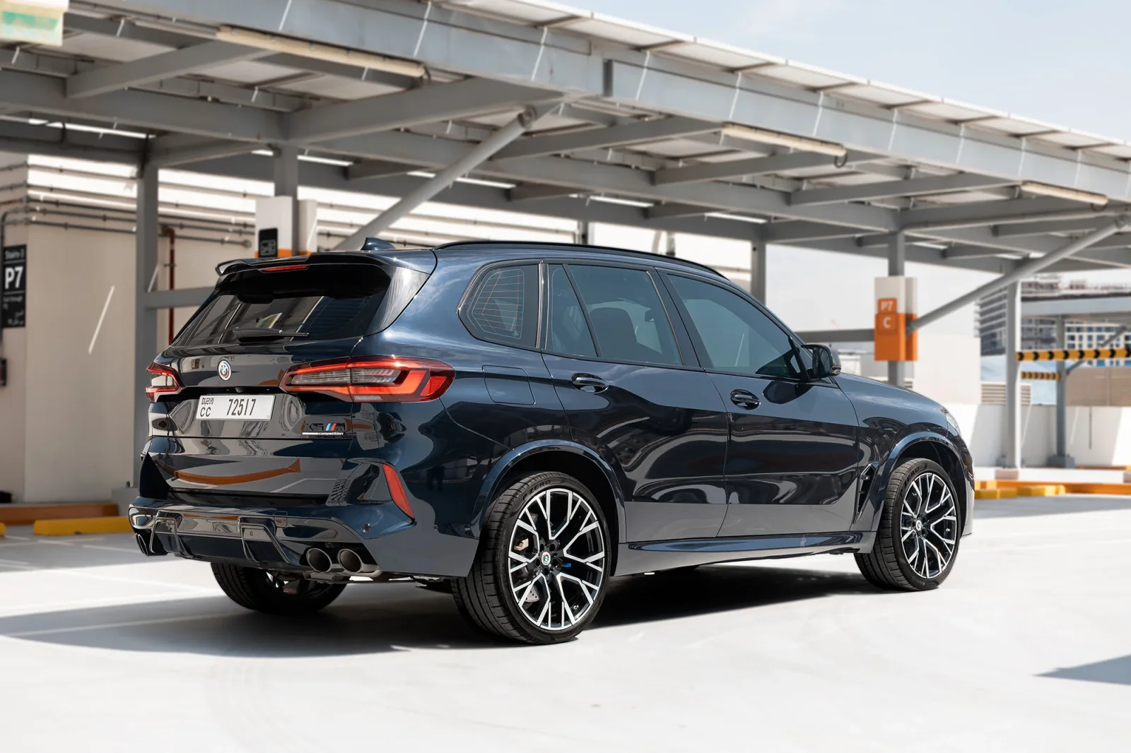 Kiralık BMW X5 M Competition Mavi 2023 içinde Abu Dhabi - 16 
