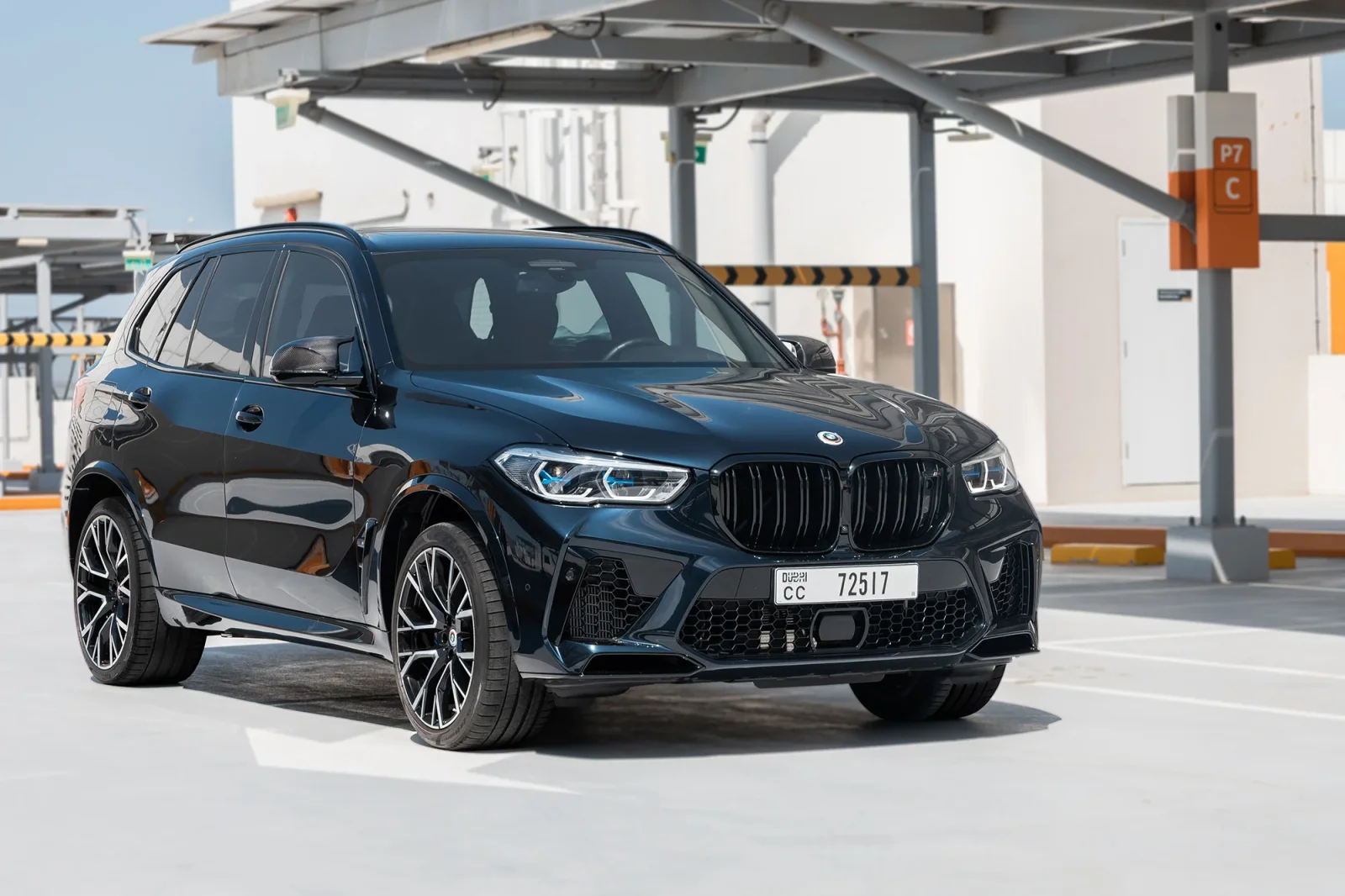 Kiralık BMW X5 M Competition Mavi 2023 içinde Abu Dhabi - 17 
