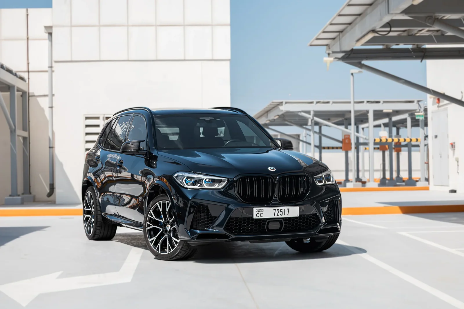 Kiralık BMW X5 M Competition Mavi 2023 içinde Abu Dhabi - 2 