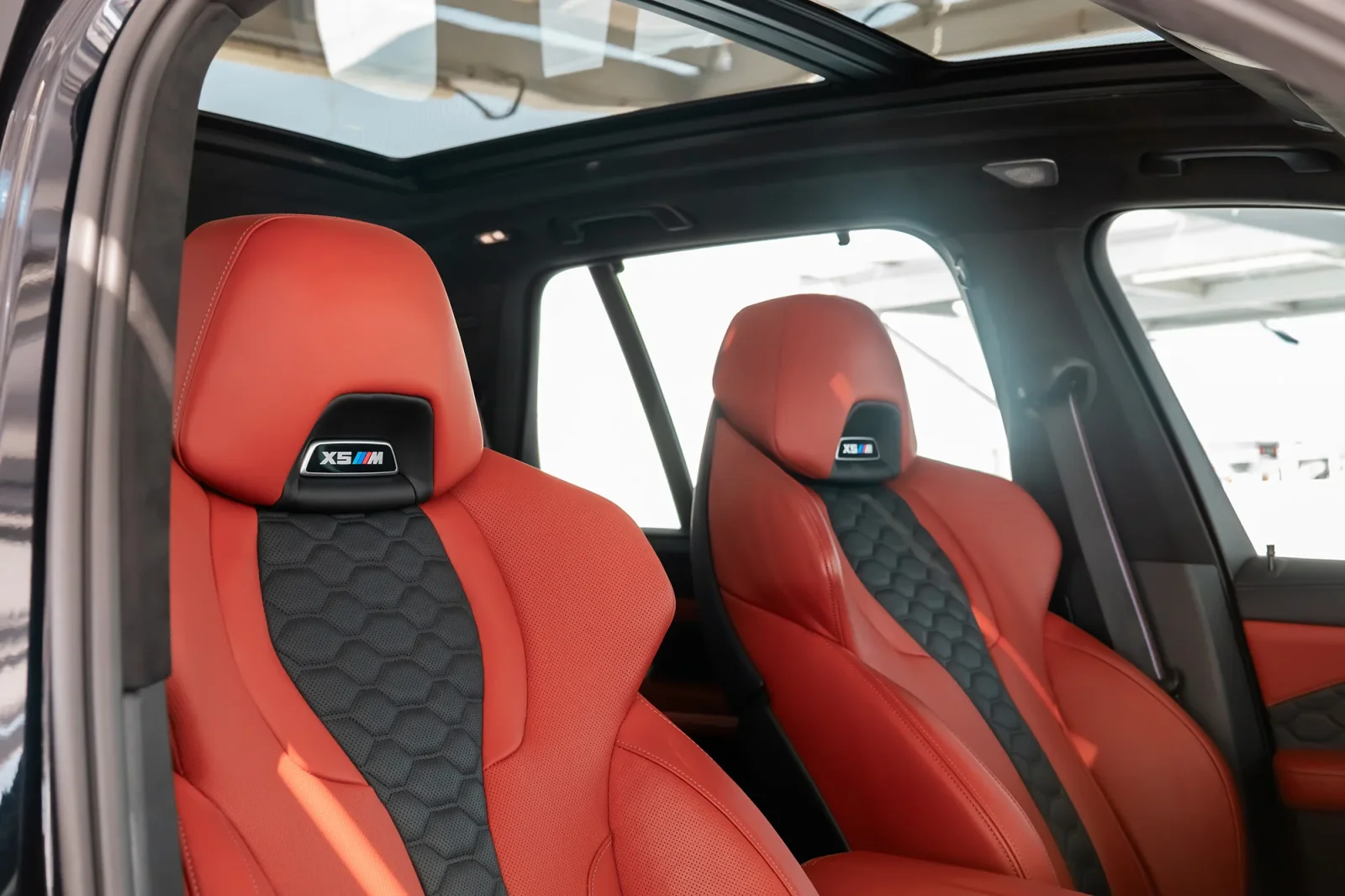 Kiralık BMW X5 M Competition Mavi 2023 içinde Abu Dhabi - 6 