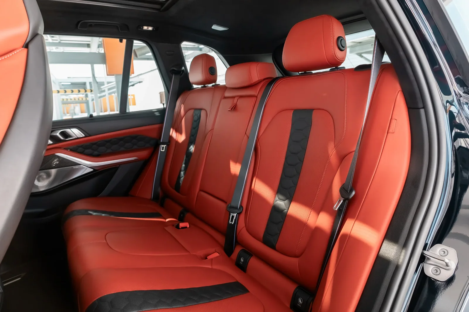 Kiralık BMW X5 M Competition Mavi 2023 içinde Abu Dhabi - 7 