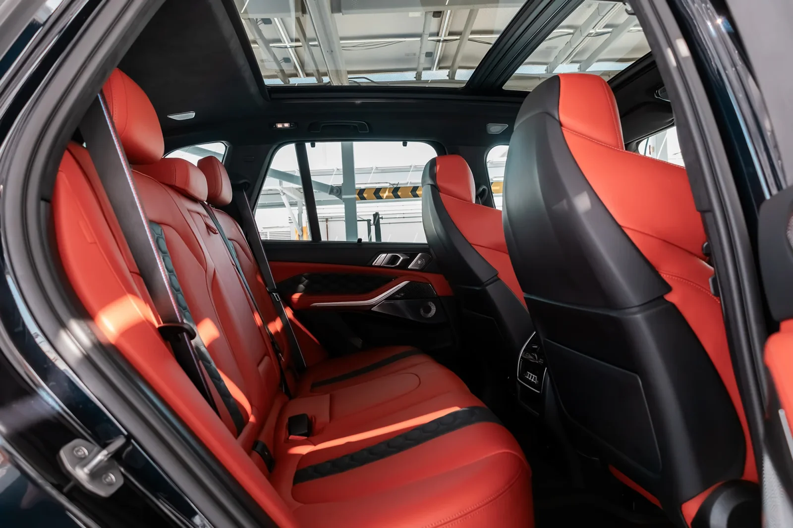 Kiralık BMW X5 M Competition Mavi 2023 içinde Abu Dhabi - 12 