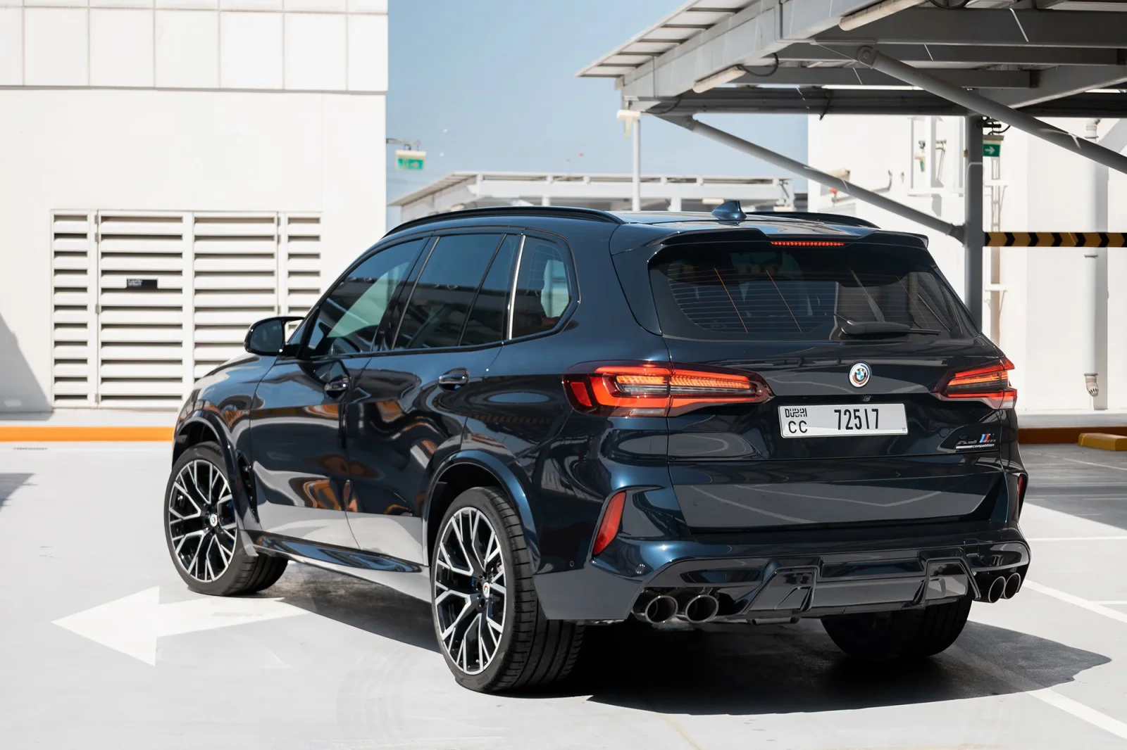 Kiralık BMW X5 M Competition Mavi 2023 içinde Abu Dhabi - 13 