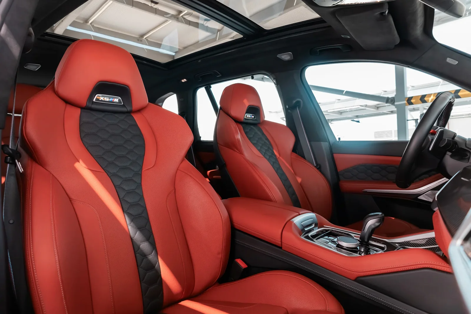 Kiralık BMW X5 M Competition Mavi 2023 içinde Abu Dhabi - 5 