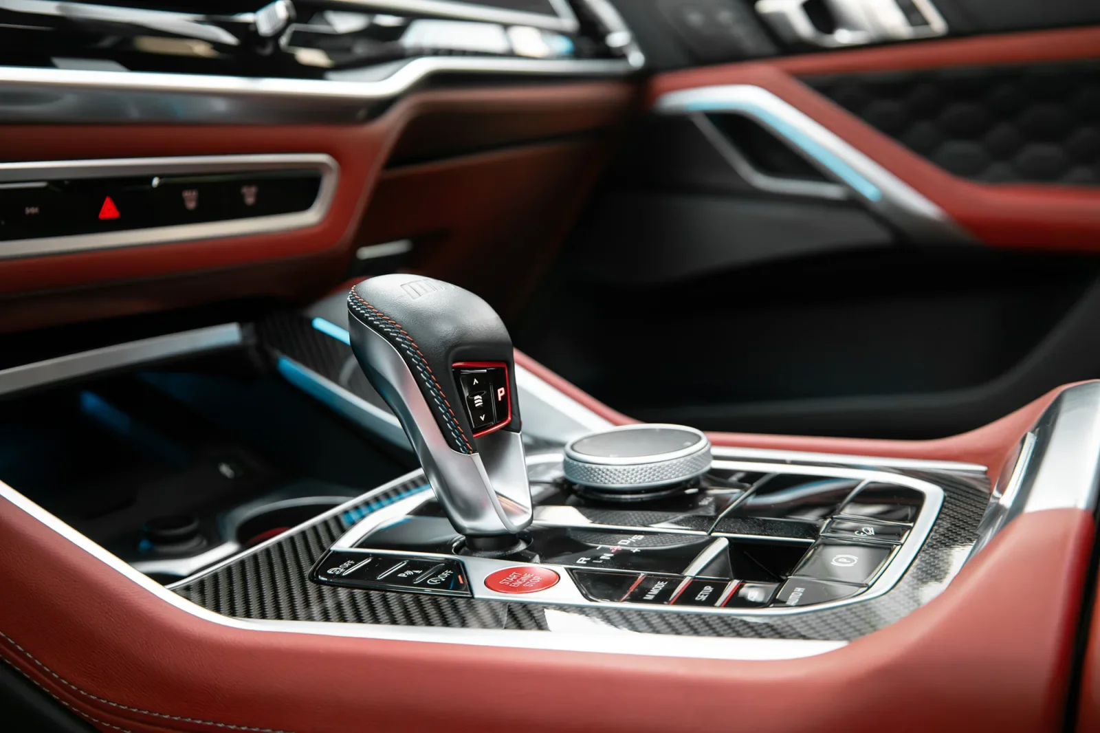 Kiralık BMW X6M Competition Gri 2024 içinde Abu Dhabi - 8 