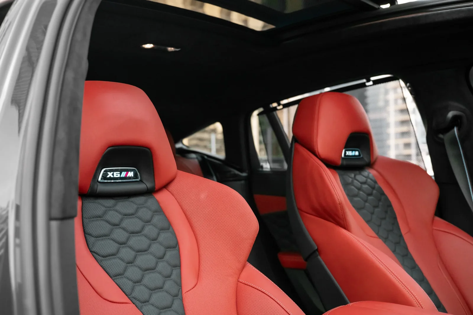 Kiralık BMW X6M Competition Gri 2024 içinde Abu Dhabi - 5 