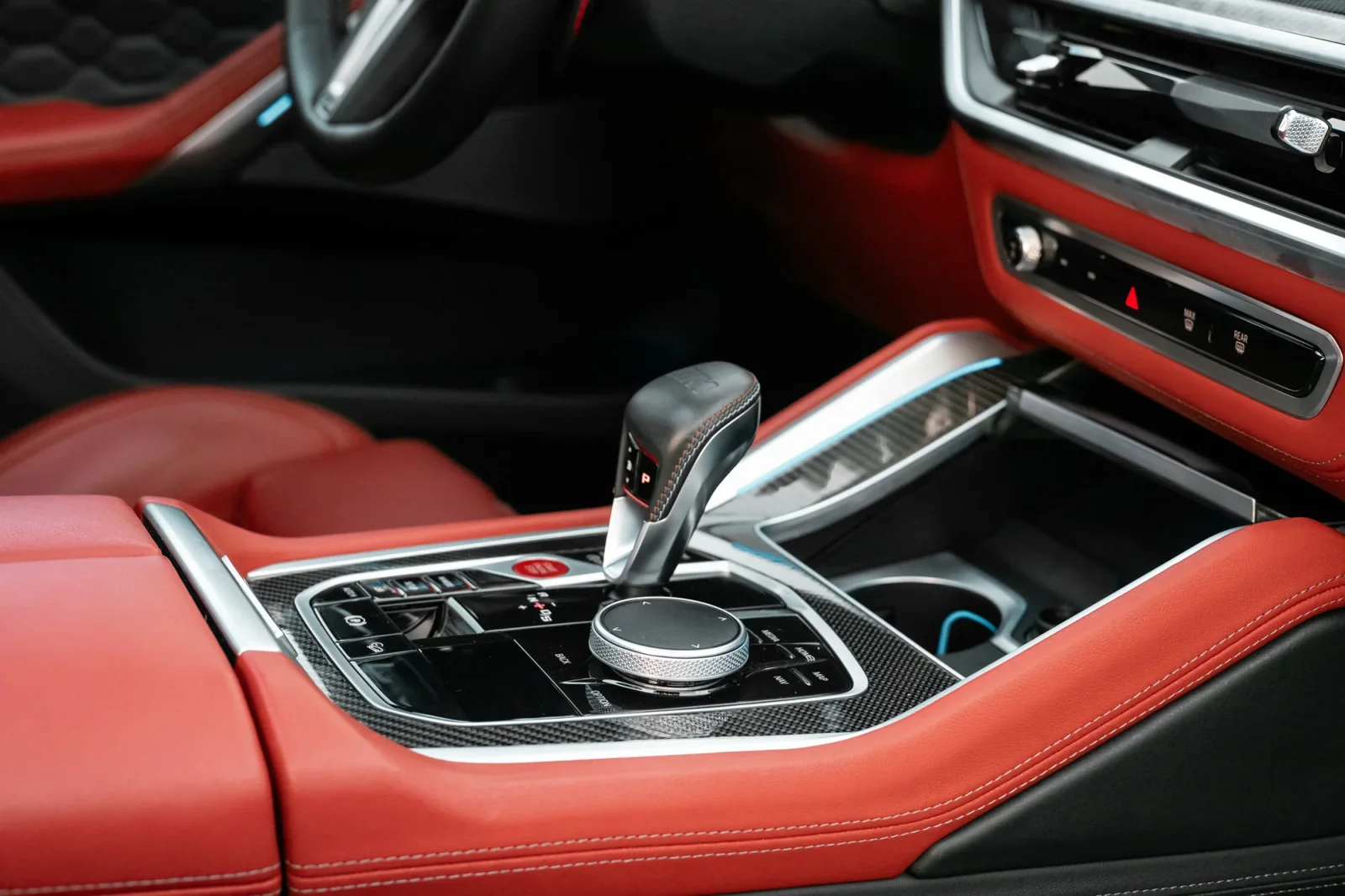 Kiralık BMW X6M Competition Gri 2024 içinde Abu Dhabi - 6 