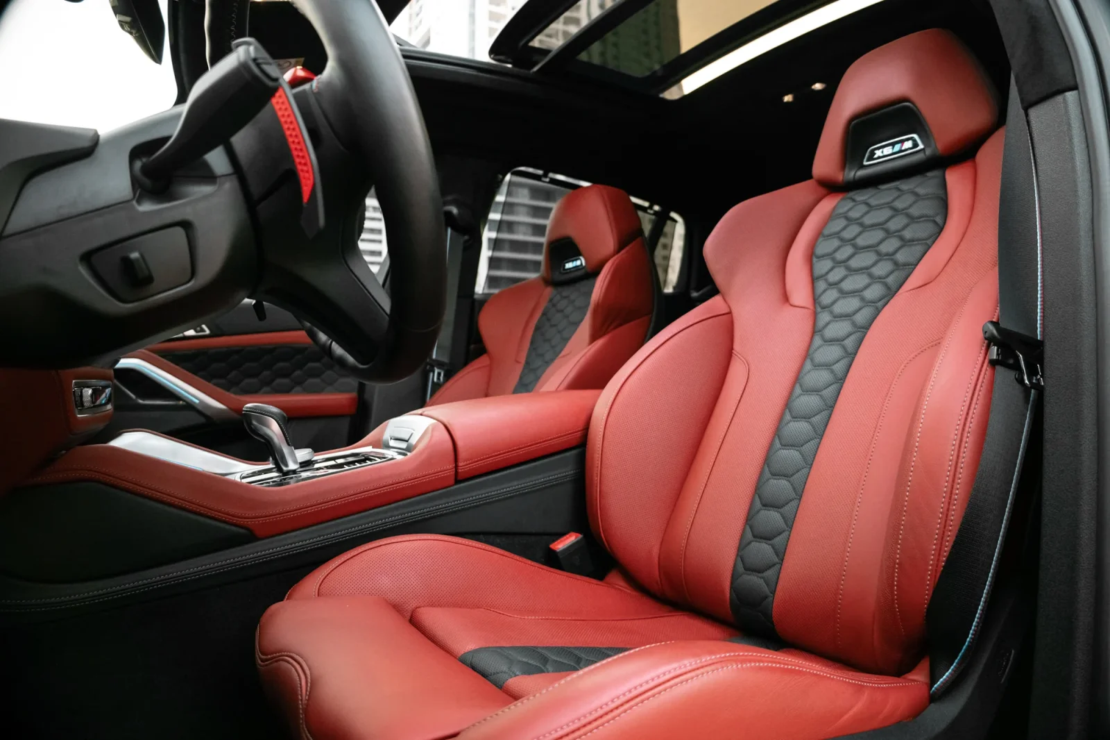 Kiralık BMW X6M Competition Gri 2024 içinde Abu Dhabi - 7 