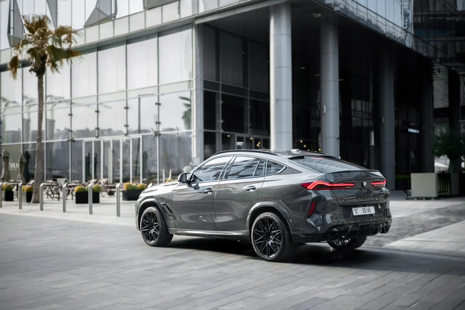 Kiralık BMW X6M Competition Gri 2024 içinde Abu Dhabi - 9 