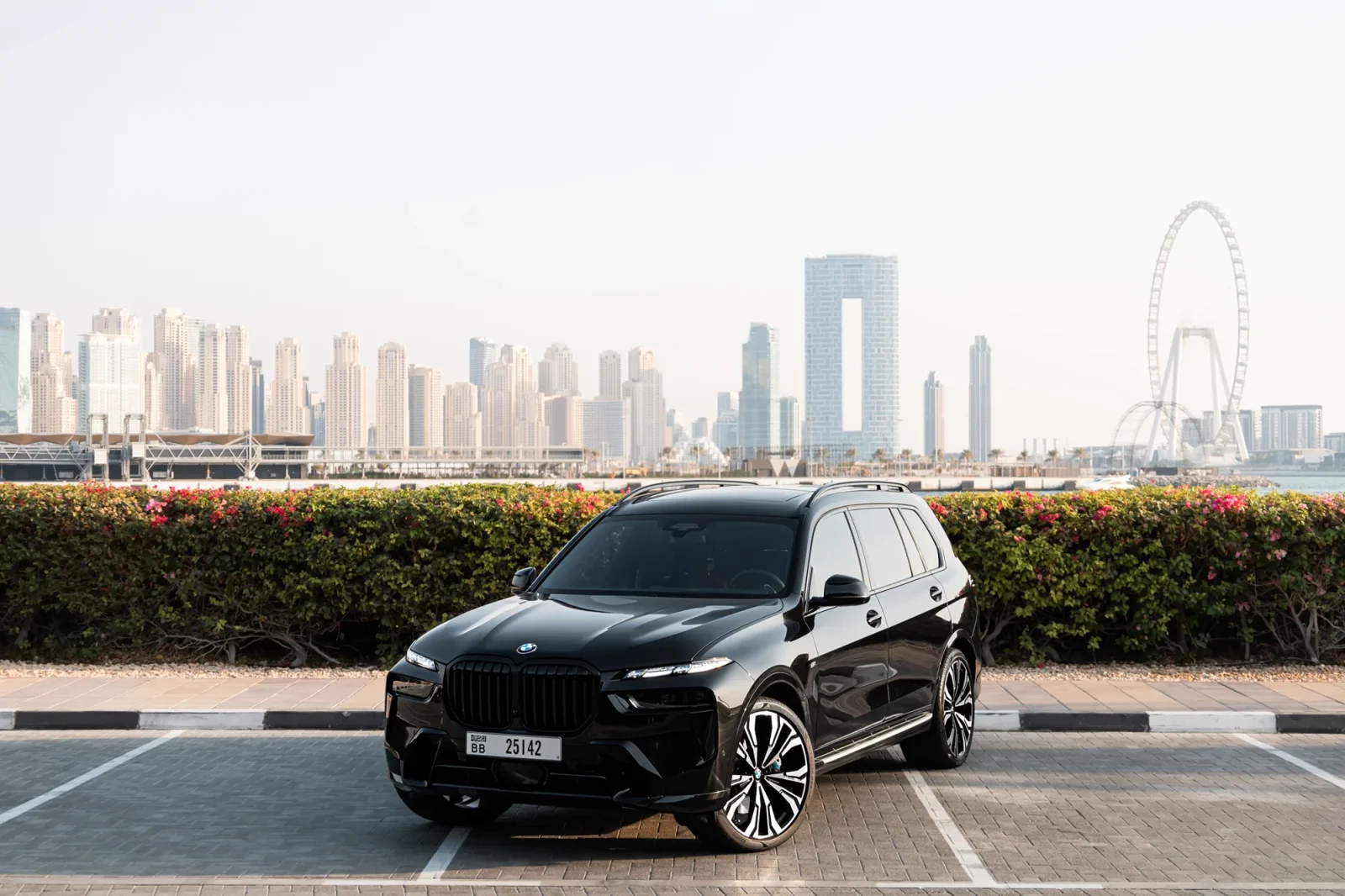 Miete BMW X7  Schwarz 2024 in der Abu Dhabi