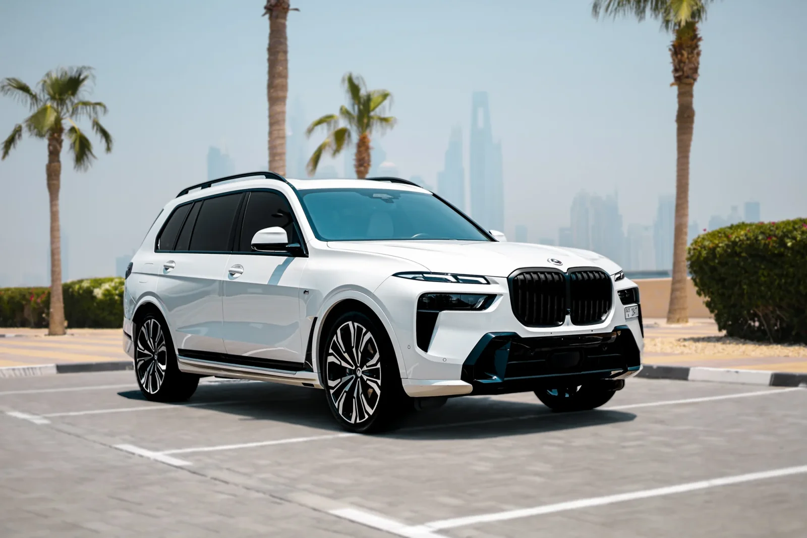 Kiralık BMW X7  Beyaz 2023 içinde Abu Dhabi