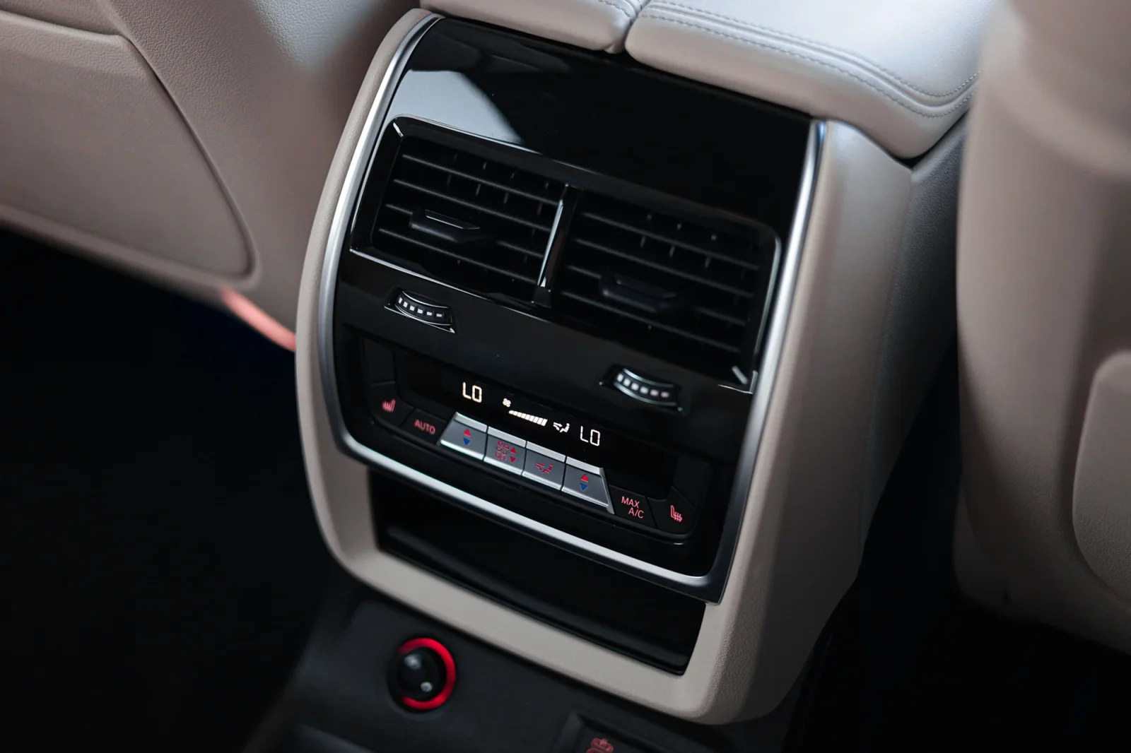 Kiralık BMW X7  Beyaz 2023 içinde Abu Dhabi - 10 