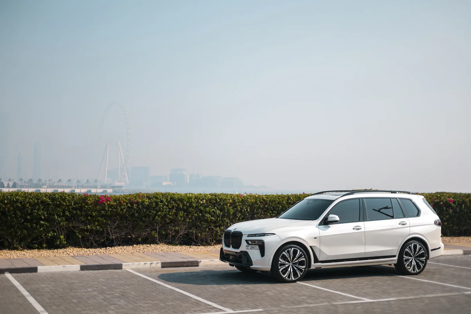 Kiralık BMW X7  Beyaz 2023 içinde Abu Dhabi - 2 