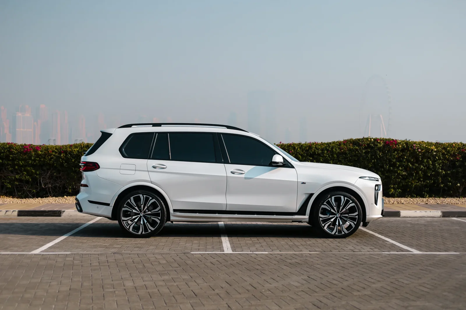 Kiralık BMW X7  Beyaz 2023 içinde Abu Dhabi - 14 