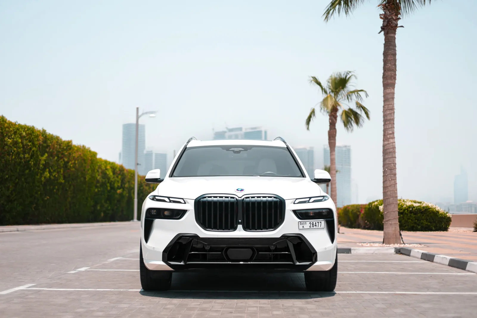 Kiralık BMW X7  Beyaz 2023 içinde Abu Dhabi - 3 