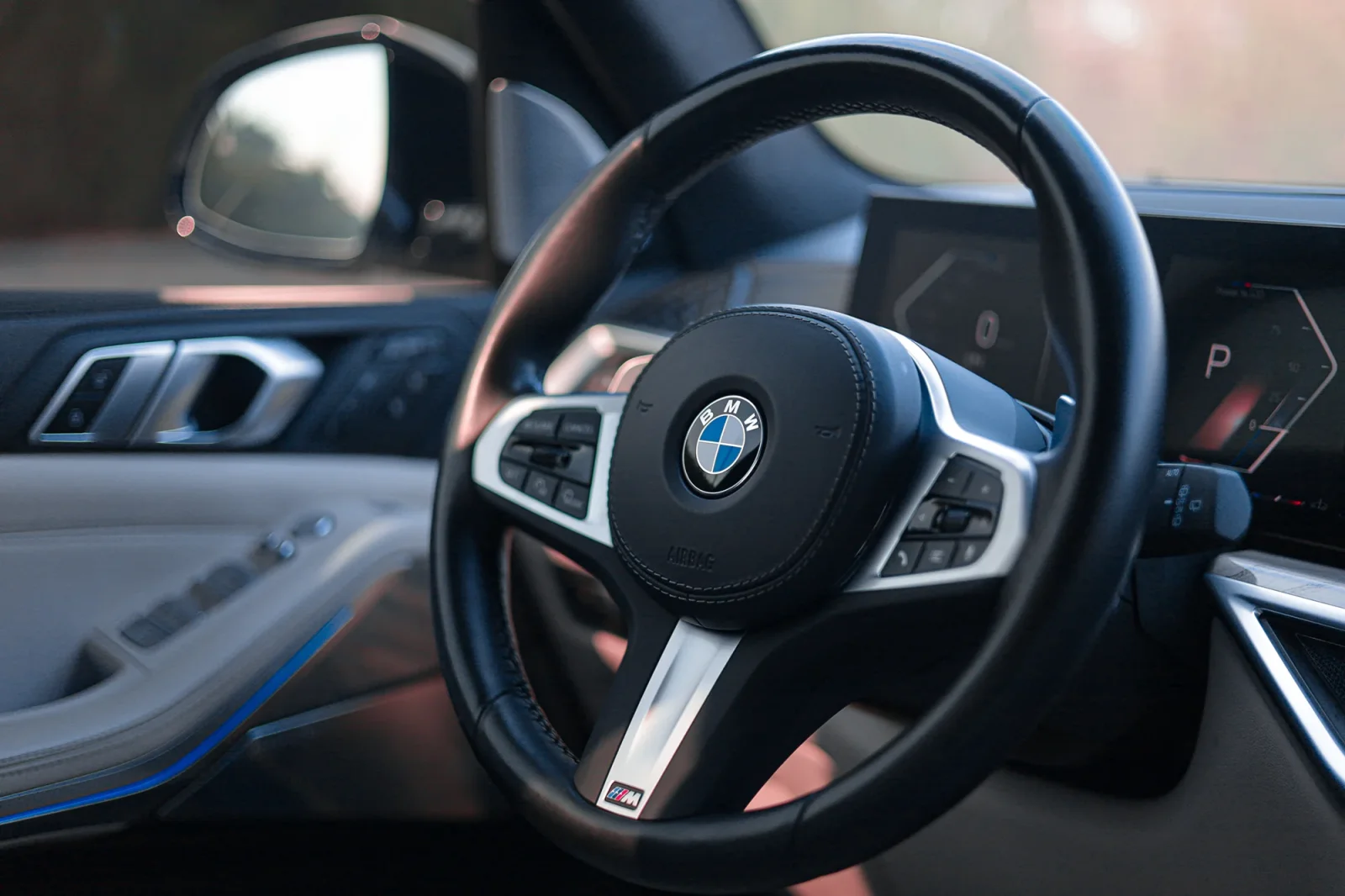 Kiralık BMW X7  Beyaz 2023 içinde Abu Dhabi - 5 