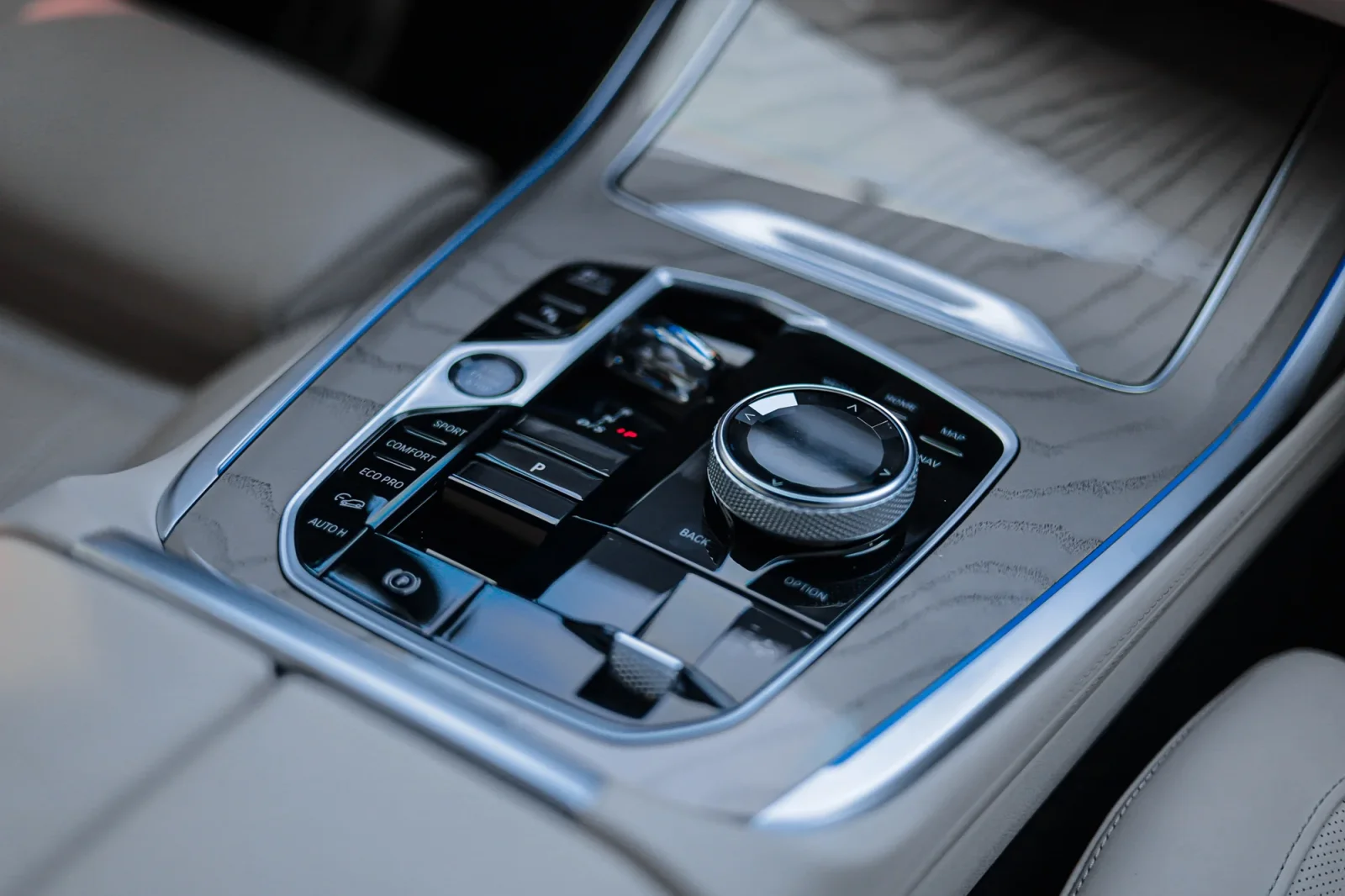 Kiralık BMW X7  Beyaz 2023 içinde Abu Dhabi - 6 