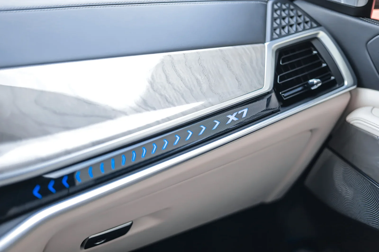 Kiralık BMW X7  Beyaz 2023 içinde Abu Dhabi - 7 