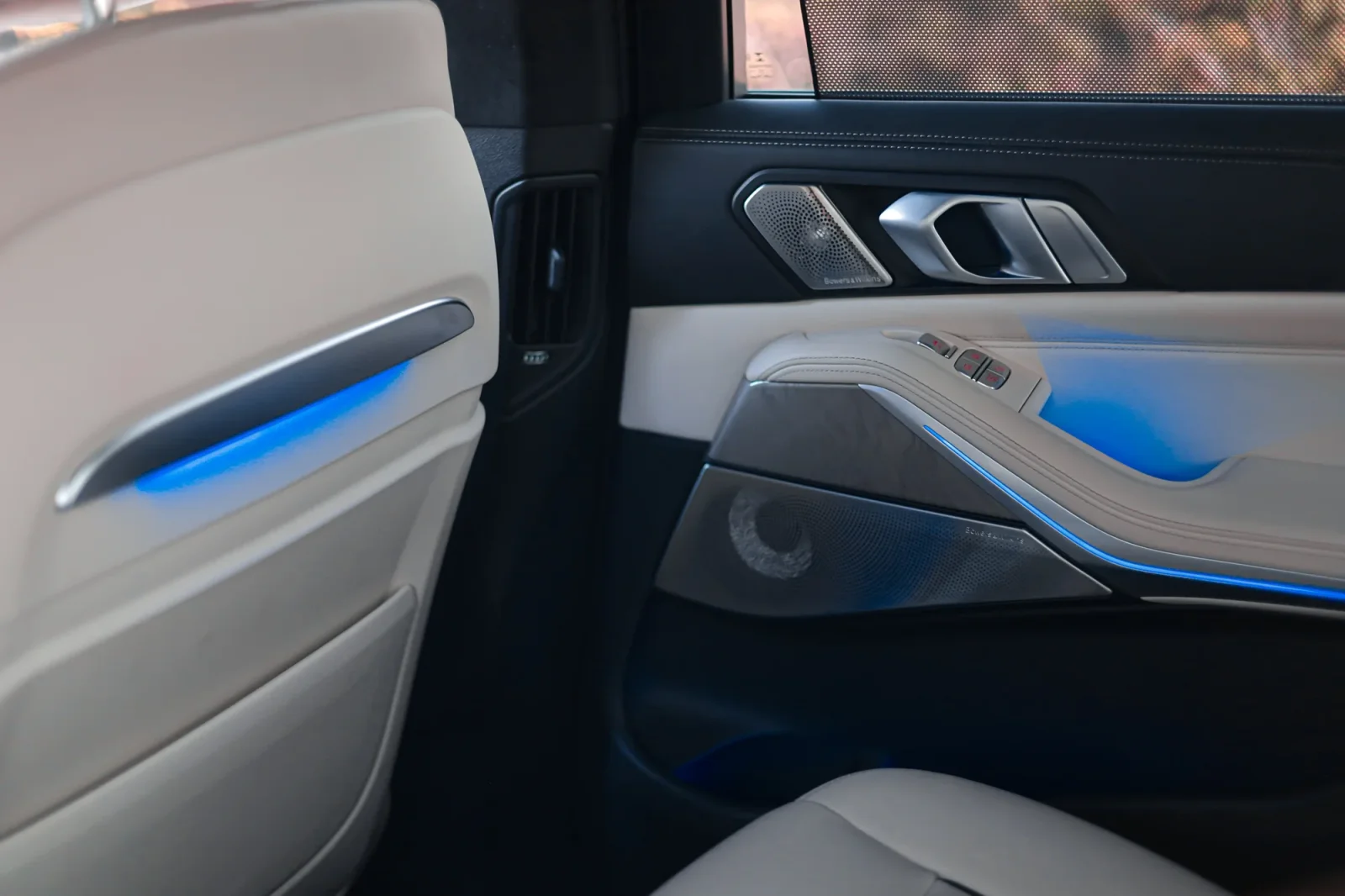 Kiralık BMW X7  Beyaz 2023 içinde Abu Dhabi - 8 